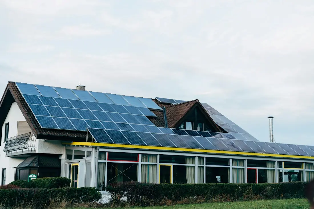 Vivienda unifamiliar con el tejado cubierto de placas solares